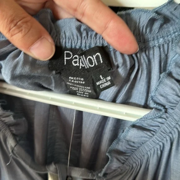 Sz L 🇨🇦⭐️NWT Papillon Chambray Sleeveless tiered Summer Blouse - Picture 3 of 6